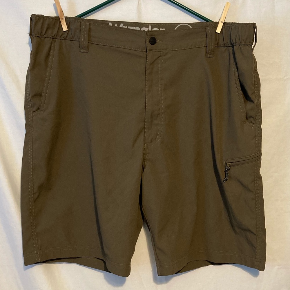 Men's Wrangler dri fit type shorts Size 40